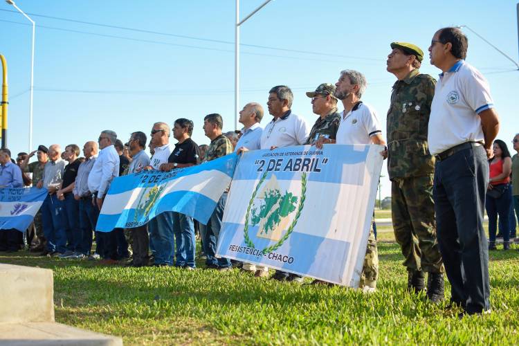 EL GOBERNADOR ACOMPAÑÓ EL IZAMIENTO DE LA BANDERA NACIONAL EN VÍSPERAS DEL 42° DE LA GESTA DE MALVINAS 