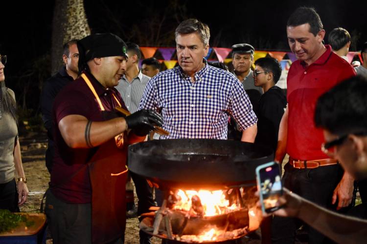 LA ESCONDIDA: EL GOBERNADOR ZDERO ACOMPAÑÓ HOY EL FESTIVAL DEL GUISO EN LA COLONIA KM 548
