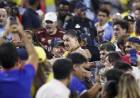 "NUESTRA FAMILIA CORRIÓ PELIGRO": LOS JUGADORES URUGUAYOS SALTARON A LA PLATEA PARA PELEAR CON HINCHAS COLOMBIANOS