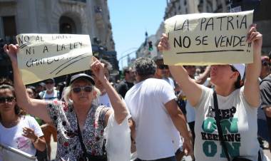 LAS DOS BATALLAS CONTRA EL DNU DE JAVIER MILEI