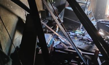 A DIAS DEL ANIVERSARIO SE INCENDIO LA OFICINA DE CONTADURÍA DEL MUNICIPIO DE ENRIQUE URIEN