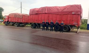 POLICÍA CAMINERA INTERVINO CARGA FORESTAL Y RECUPERÓ OTRA MOTOCICLETA 
