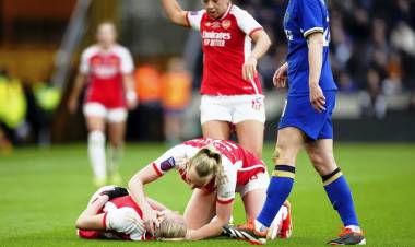 DRAMÁTICO: UNA FUTBOLISTA SE DESPLOMÓ DURANTE LA FINAL DE LA COPA DE LA LIGA INGLESA ENTRE ARSENAL Y CHELSEA