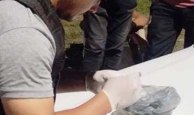 TENÍAN UNA BOLSA CON COGOLLOS DE MARIHUANA EN SU PODER, FUERON DEMORADOS 