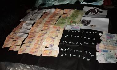DEMORADOS CON COCAÍNA UN ARMA Y DINERO 