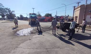 VILLA ANGELA: INTERVENCIÓN MUNICIPAL DE BACHEO, RECOLECCIÓN DE RAMAS Y LIMPIEZA
