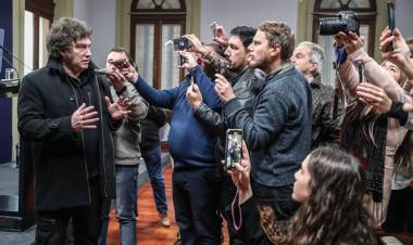 LA POLÉMICA DETRÁS DEL INTENTO DEL GOBIERNO DE REVIVIR EL CARNÉ PARA PERIODISTAS