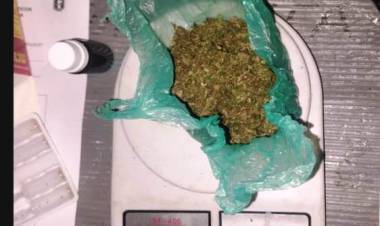 FUE DETENIDO CON UN ENVOLTORIO DE MARIHUANA 