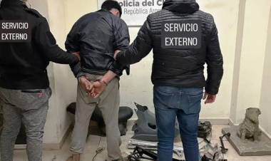 DETIENEN A UN SUJETO INVOLUCRADO EN EL ROBO DE UNA MOTOCICLETA 