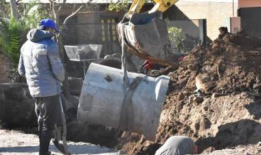 LA MUNICIPALIDAD DE VILLA ÁNGELA AVANZA EN LAS OBRAS DE ALCANTARILLADO EN LAS CALLES MENDOZA Y MONTEAGUDO