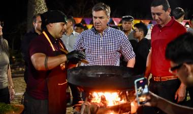 LA ESCONDIDA: EL GOBERNADOR ZDERO ACOMPAÑÓ HOY EL FESTIVAL DEL GUISO EN LA COLONIA KM 548