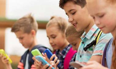 FRANCIA EXPERIMENTARÁ CON LA PROHIBICIÓN DE LOS MÓVILES EN ALGUNAS ESCUELAS 