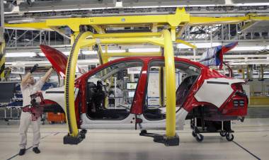 PRODUCCIÓN DE AUTOS SIGUE EN CAÍDA