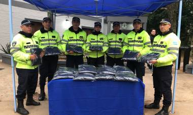 EL GOBERNADOR Y LA CÚPULA POLICIAL ENTREGARON UNIFORMES Y UNA MOTOCICLETA POLICIAL EN LA ISLA DEL CERRITO