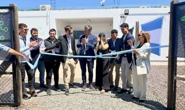 APOYO A EMPRENDEDORES CHAQUEÑOS: EL GOBERNADOR ZDERO ACOMPAÑÓ LA INAUGURACIÓN DE LA FÁBRICA DE CANNABIS MEDICINAL 100% 