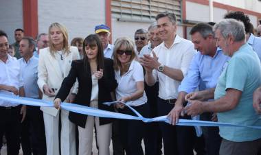 MÁS Y MEJOR CONECTIVIDAD VIAL: EL GOBERNADOR ZDERO INAUGURÓ CUADRAS DE PAVIMENTO EN CHARATA
