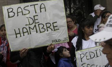 "FILA DEL HAMBRE": MILES DE MANIFESTANTES LE RECLAMARON ALIMENTOS AL GOBIERNO