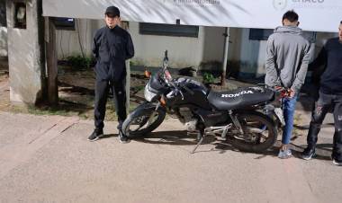 DETIENEN A UN MOTOCICLISTA ARMADO EN EL BARRIO 13 DE DICIEMBRE