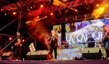 SEGUNDA NOCHE DE “CHACO VIBRA”: MULTITUDINARIA VELADA QUE REUNIÓ AL FOLCLORE Y A LA CULTURA PARA EL DISFRUTE DE LA REGIÓN 