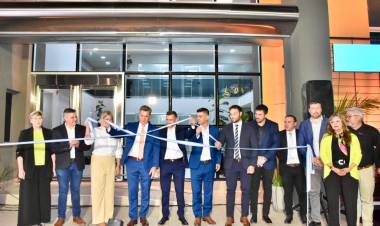 EL GOBERNADOR ZDERO INAUGURÓ EL NUEVO EDIFICIO DE OFICINAS DE LOTERÍA CHAQUEÑA