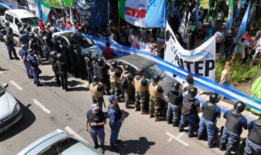 RESISTENCIA: IMPECABLE TRABAJO DE LA POLICÍA DEL CHACO ANTE LA PROTESTA DE ALGUNOS GREMIOS Y SECTORES “PIQUETEROS”