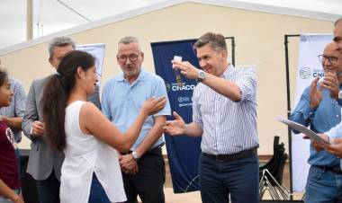 EL GOBERNADOR ZDERO ENTREGÓ, ESTA TARDE, VIVIENDAS EN CONCEPCIÓN DEL BERMEJO