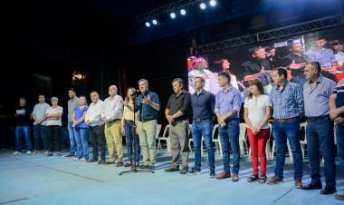 SANTA SYLVINA: EL GOBERNADOR ZDERO ACOMPAÑÓ ANOCHE LA 44° EDICIÓN DEL BINGO SHOW NAVIDEÑO DEL CLUB COMERCIO