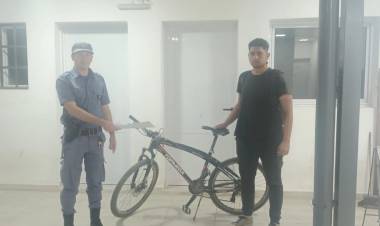RÁPIDO ACCIONAR POLICIAL PARA RESTITUIR UNA BICICLETA ROBADA