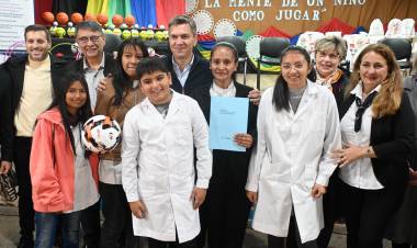 LAS PALMAS: EL GOBERNADOR ZDERO ENTREGÓ ELEMENTOS DE EDUCACIÓN FÍSICA Y ÚTILES ESCOLARES A ESCUELAS PRIMARIAS E INSUMOS DE LIBRERÍA A BIBLIOTECAS