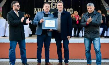 EL GOBERNADOR ZDERO ACOMPAÑÓ EL 113° ANIVERSARIO DE LAPACHITO Y ENTREGÓ UN PATRULLERO PARA LA POLICÍA RURAL