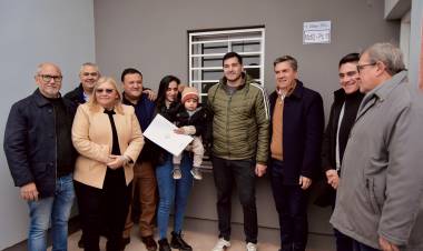 OBRAS QUE TRANSFORMAN LA VIDA: EL GOBERNADOR ZDERO ENTREGÓ VIVIENDAS A FAMILIAS DE CHOROTIS