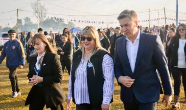 COLONIA POPULAR: EL GOBERNADOR ZDERO ACOMPAÑÓ EL PRIMER FESTIVAL PROVINCIAL DE LA BANDERA ARGENTINA