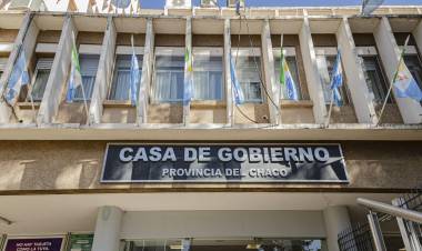 ZDERO PERDIÓ EL CONTROL EN CASA DE GOBIERNO: AJUSTE, IMPROVISACIÓN Y UN GOBIERNO QUE SE QUEDA SIN CALLE