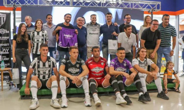 EL INSTITUTO DEL DEPORTE CHAQUEÑO Y LOTERÍA CHAQUEÑA ACOMPAÑARON LA PRESENTACIÓN DEL PLANTEL Y LA CAMISETA DE CHACO FOR EVER