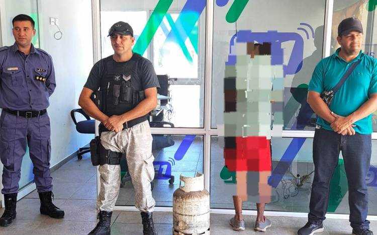 ANDABA POR LA CALLE CON UN TUBO DE GAS ROBADO A UNA ESCUELA