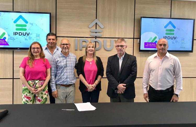 EL IPDUV RUBRICÓ CONVENIO PARA LA REGULARIZACIÓN DOMINIAL DE FAMILIAS PERTENECIENTES A COLONIA POPULAR 