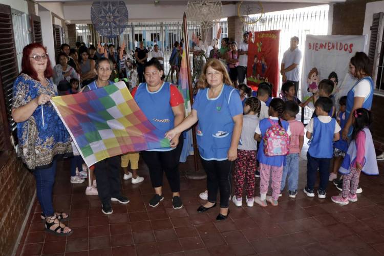 EL GOBIERNO PROVINCIAL CONTINÚA LA ENTREGA DE BANDERAS A INSTITUCIONES EDUCATIVAS 