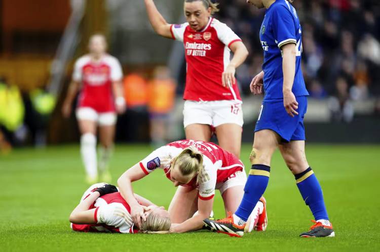 DRAMÁTICO: UNA FUTBOLISTA SE DESPLOMÓ DURANTE LA FINAL DE LA COPA DE LA LIGA INGLESA ENTRE ARSENAL Y CHELSEA