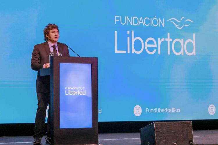 JAVIER MILEI, EN EL PAÍS DE LAS MARAVILLAS: "LOS SALARIOS LE ESTÁN GANANDO A LA INFLACIÓN"