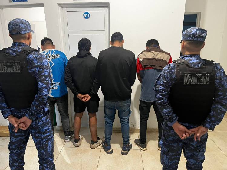 DEMORARON A 8 PERSONAS POR DESORDEN EN LA VÍA PÚBLICA 