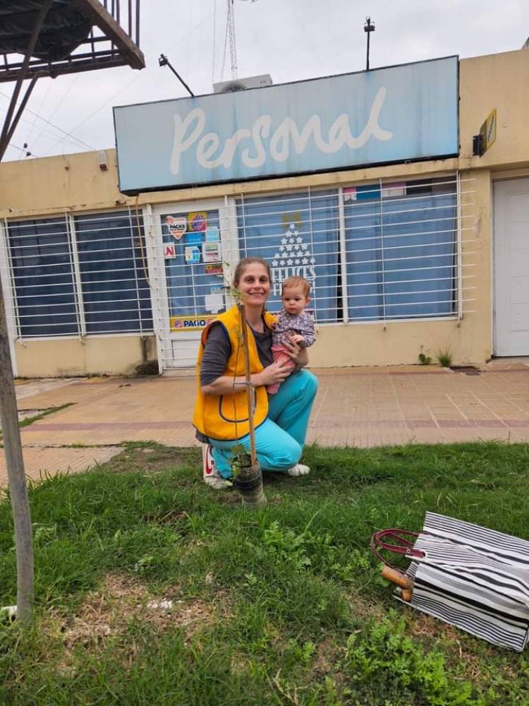 VILLA ÁNGELA: VECINOS PLANTAN ÁRBOLES EN SU BARRIO 