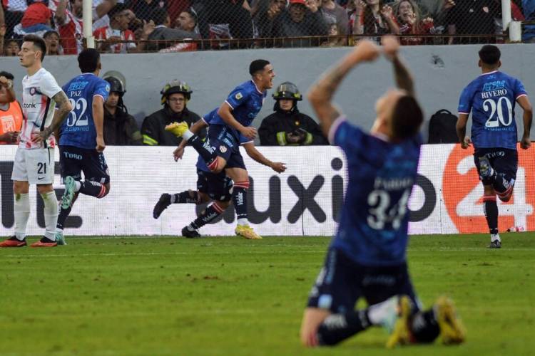LIGA PROFESIONAL: UNIÓN SE LO DIO VUELTA A SAN LORENZO Y SE TREPÓ A LA PUNTA