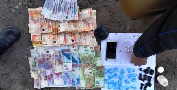 UN JOVEN FUE DETENIDO EN BARRANQUERAS POR CIRCULAR CON BOCHITAS DE COCAÍNA