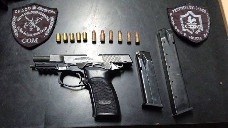 DEMORAN A TRES JÓVENES ARMADOS 