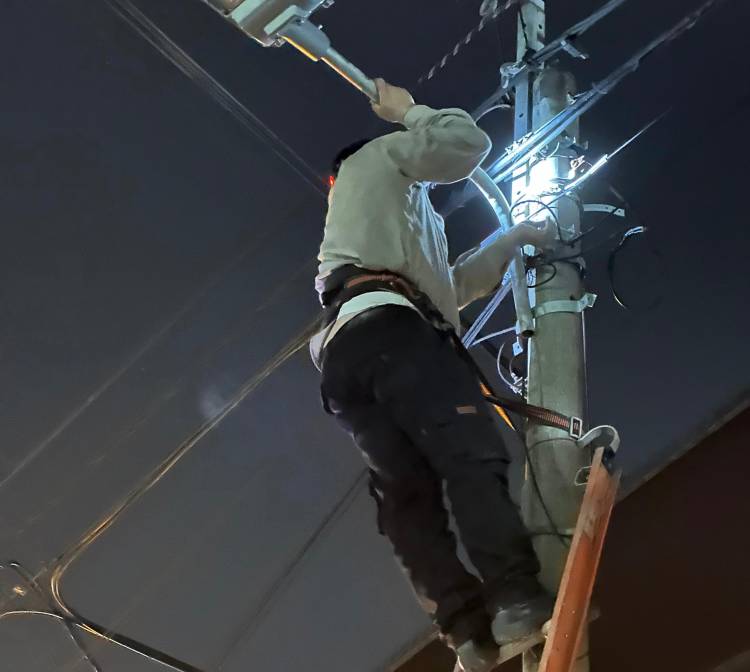 EL GOBIERNO PROVINCIAL AVANZA CON LA RECUPERACIÓN DEL ALUMBRADO EN EL MICROCENTRO DE RESISTENCIA