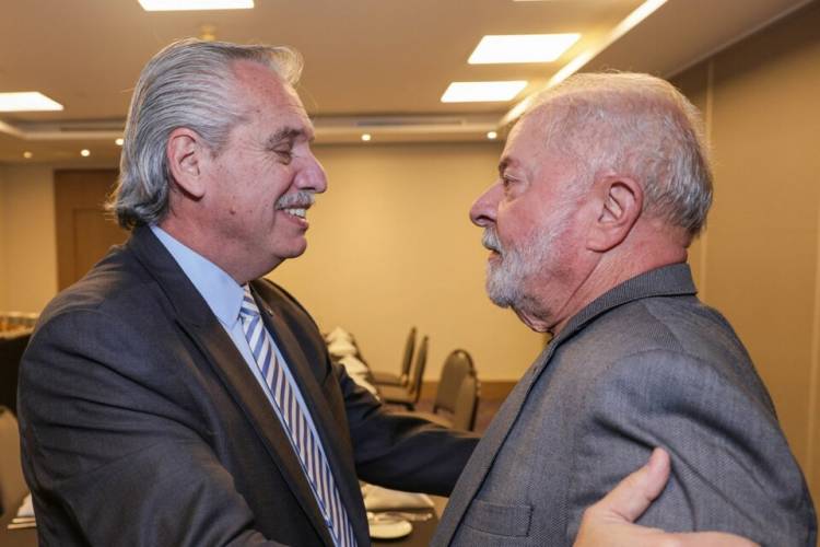 ALBERTO FERNÁNDEZ ESCRIBE UN LIBRO Y ENFOCA EN LA AGENDA INTERNACIONAL