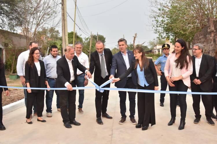 136º ANIVERSARIO DE PUERTO TIROL: EL GOBERNADOR ZDERO CELEBRÓ JUNTO A LA COMUNIDAD CON LA INAUGURACIÓN DE PAVIMENTO Y ENTREGA DE TÍTULOS DE PROPIEDAD