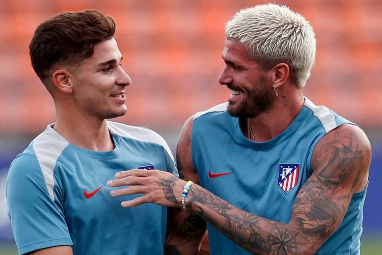 EL CHISTE DEL CHOLO SIMEONE A JULIÁN ÁLVAREZ, SU NUEVO DIRIGIDO
