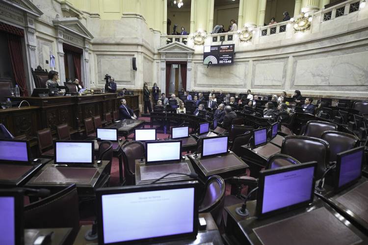 SENADO. SIN LOS RADICALES, EL PERONISMO FORZÓ LA SESIÓN PERO SE QUEDÓ SIN QUÓRUM