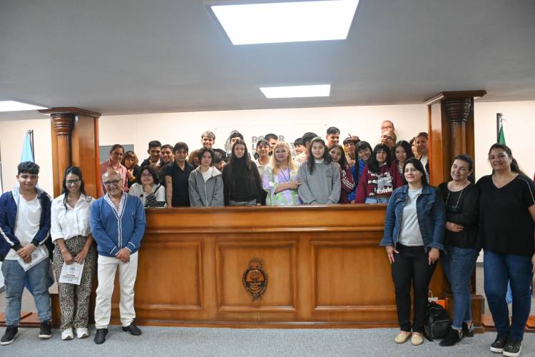 DELGADO RECIBIÓ A ESTUDIANTES DE LA E.E.S. Nº 83 EN SU VISITA AL PODER LEGISLATIVO